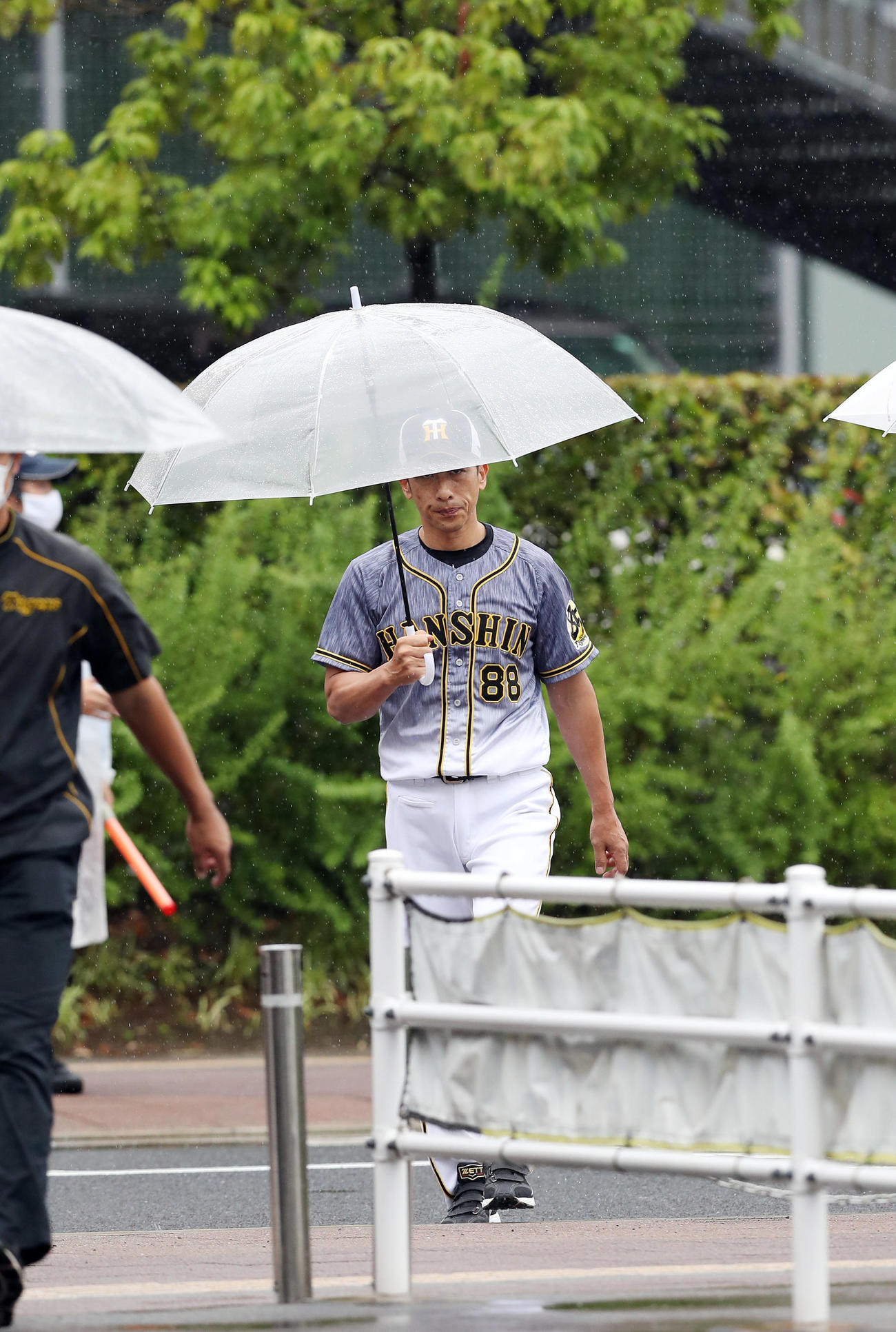 室内練習場へ向かう阪神矢野監督（撮影・前田充）