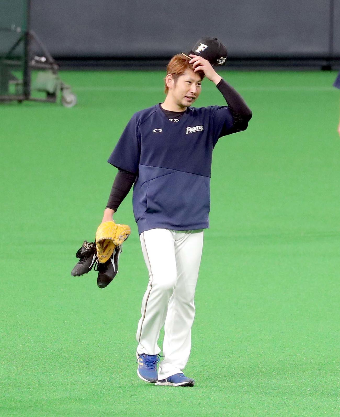 日本ハム対ソフトバンク　練習を終え、引き揚げる日本ハム加藤（撮影・佐藤翔太）