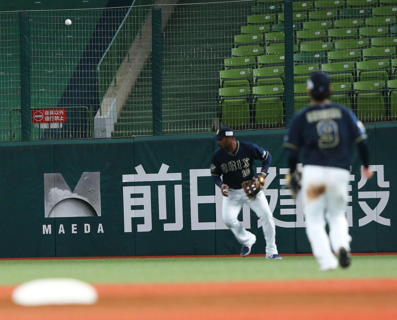 2日西武戦で後逸するオリックス・ジョーンズ　　