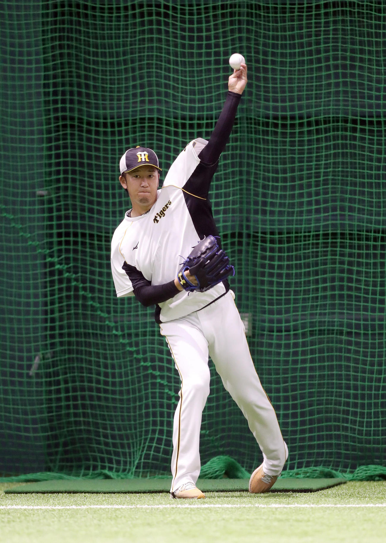 室内練習場でキャッチボールを行う岩貞祐太（撮影・前田充）