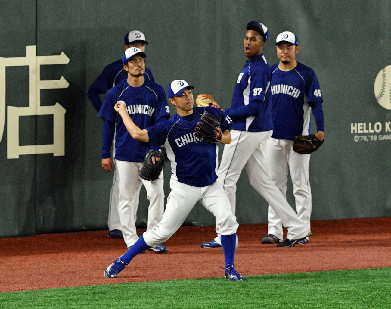 巨人対中日　試合前練習でノックを受ける中日吉見（手前）（撮影・滝沢徹郎）