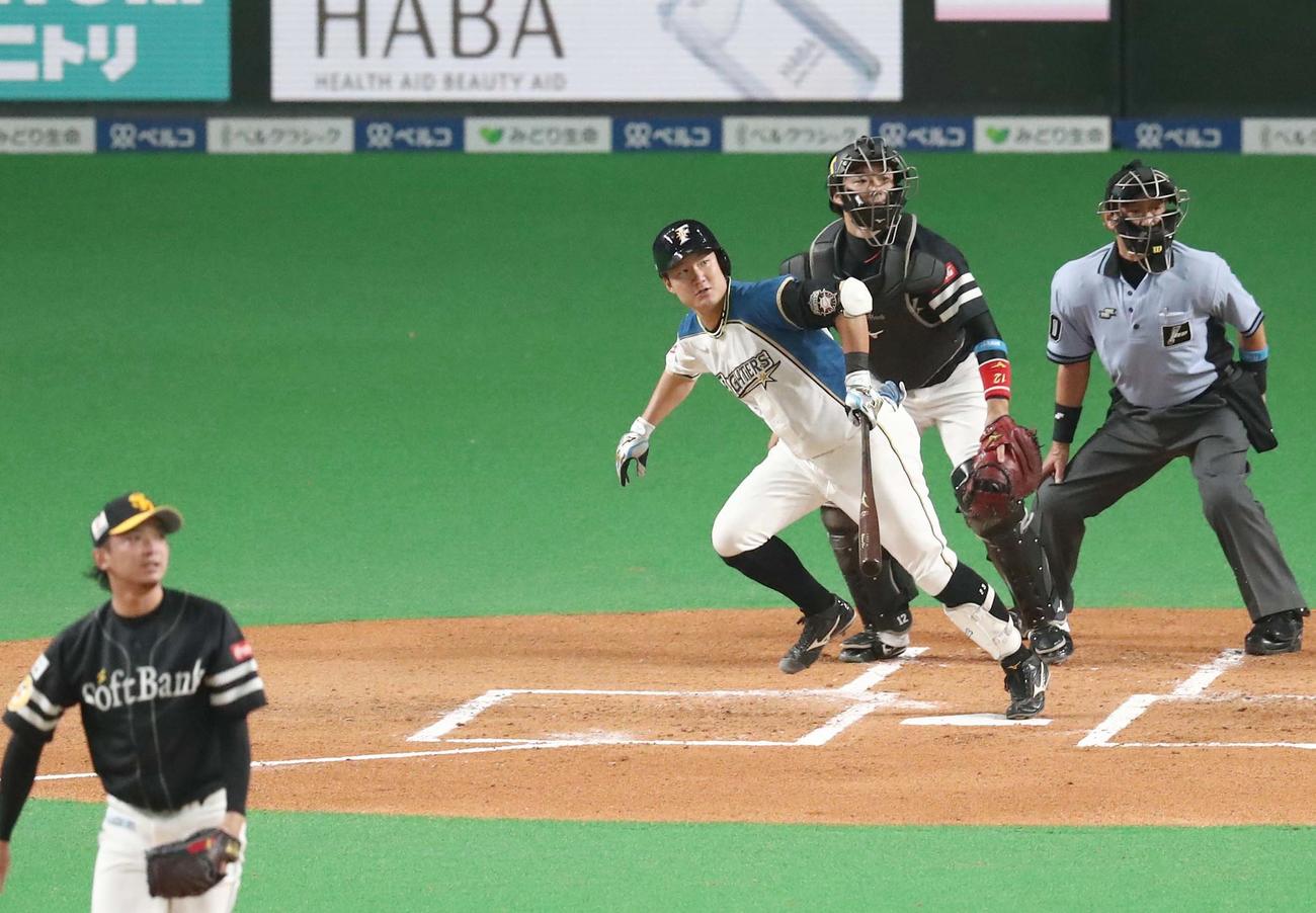 日本ハム対ソフトバンク　1回裏日本ハム2死一、二塁、左越え適時二塁打を放つ渡辺（撮影・黒川智章）