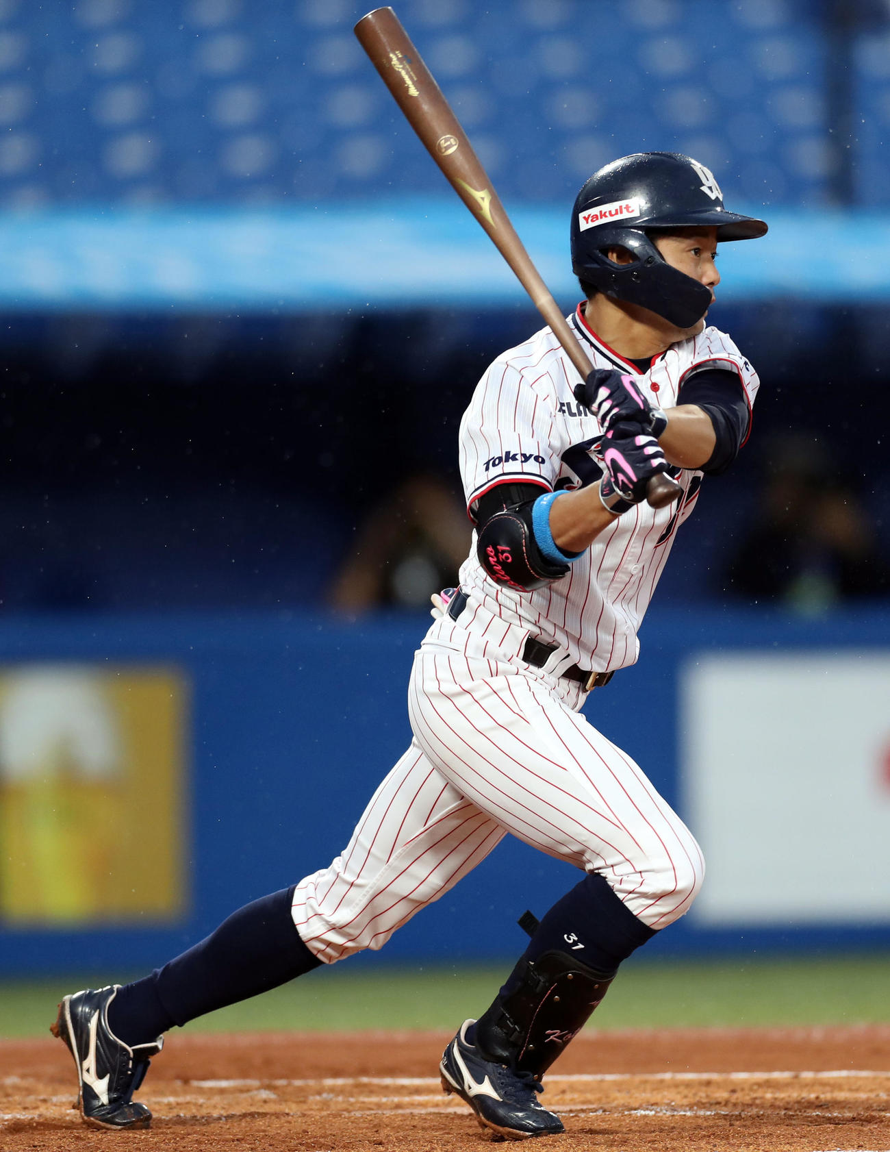 ヤクルト対DeNA　1回裏ヤクルト2死満塁、2点適時打を放つ山崎（撮影・狩俣裕三）