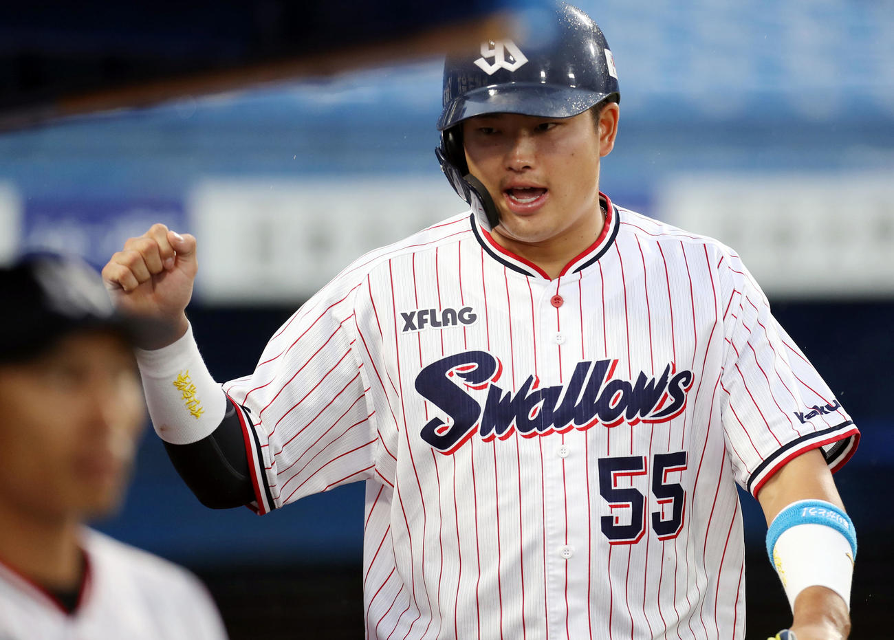 ヤクルト対DeNA　1回裏ヤクルト2死満塁、山崎の2点適時打で生還し、ベンチに迎えられる村上（撮影・狩俣裕三）