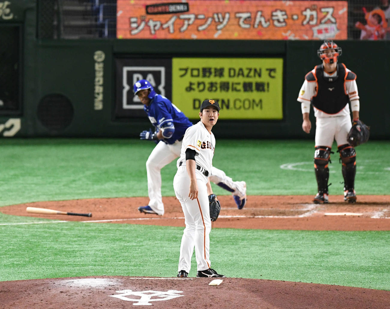 巨人対中日　7回表中日1死、菅野はビシエドに左中間への二塁打を許す（撮影・山崎安昭）