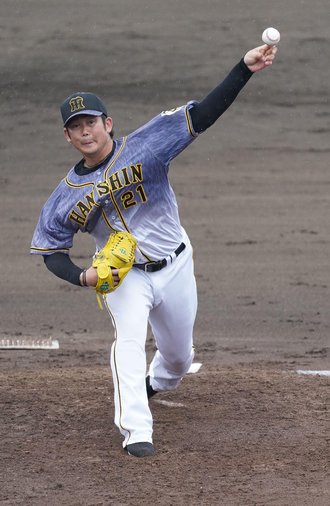 ウエスタンリーグ　中日対阪神　4回裏、力投する阪神先発の岩田稔（撮影・森本幸一）