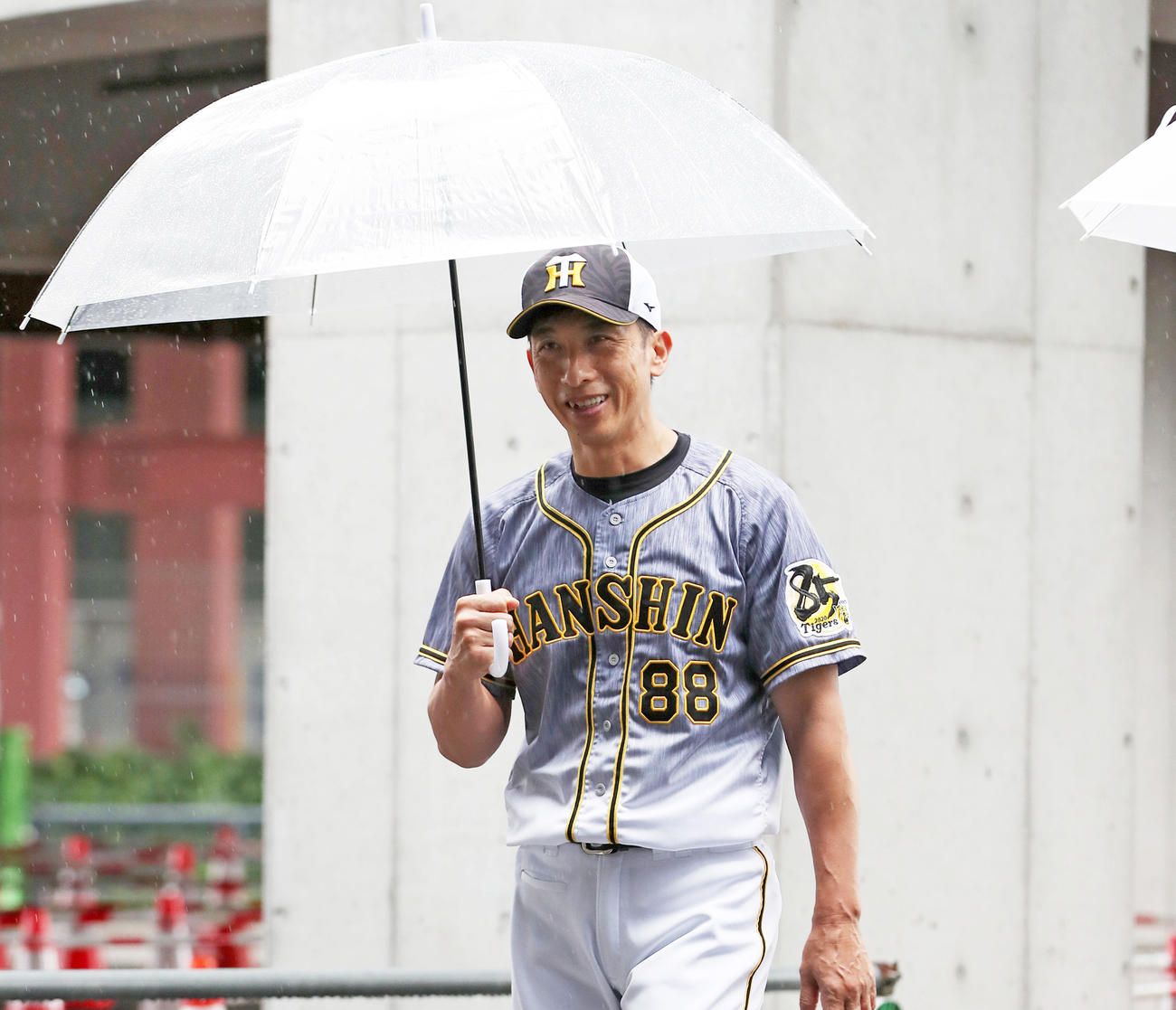 室内練習場へ向かう阪神矢野監督（撮影・前田充）