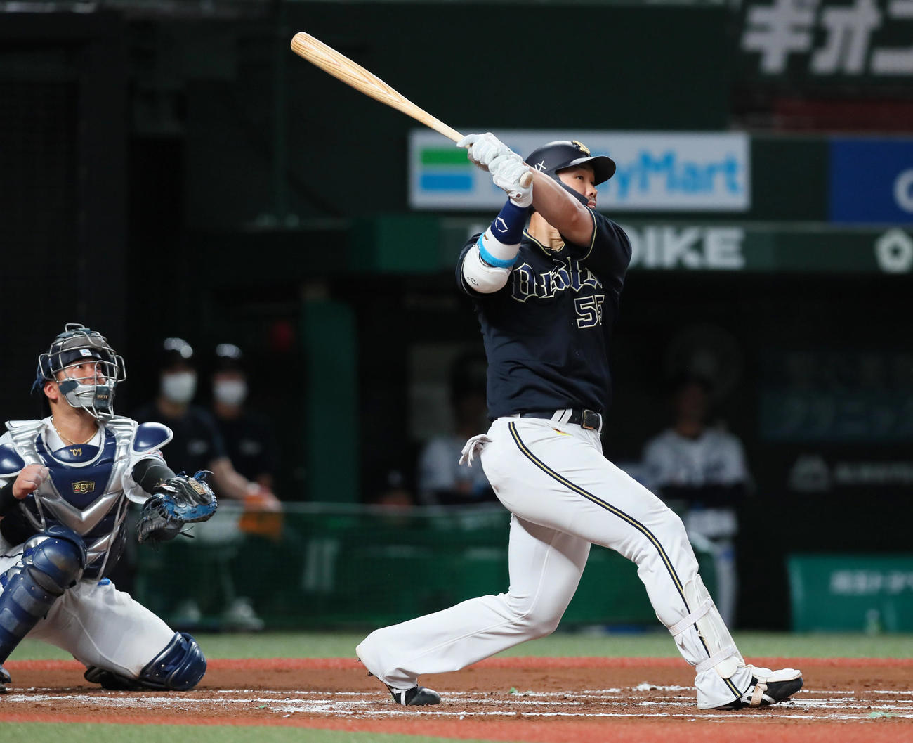 西武対オリックス　6回表オリックス2死一、二塁、T－岡田は右越え3点本塁打を放つ。西武捕手森（撮影・足立雅史）