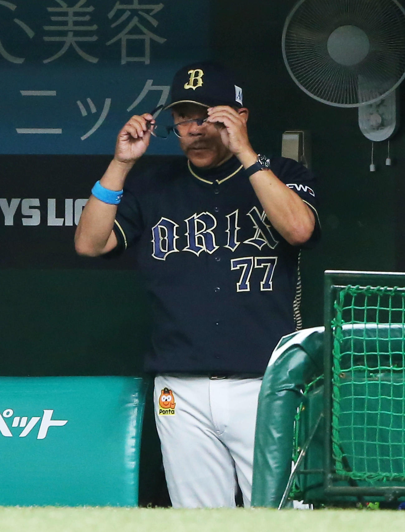 西武対オリックス　6回表オリックス2死一、二塁、T－岡田が中越え勝ち越し3点本塁打を放ち眼鏡を外す西村監督（撮影・河田真司）