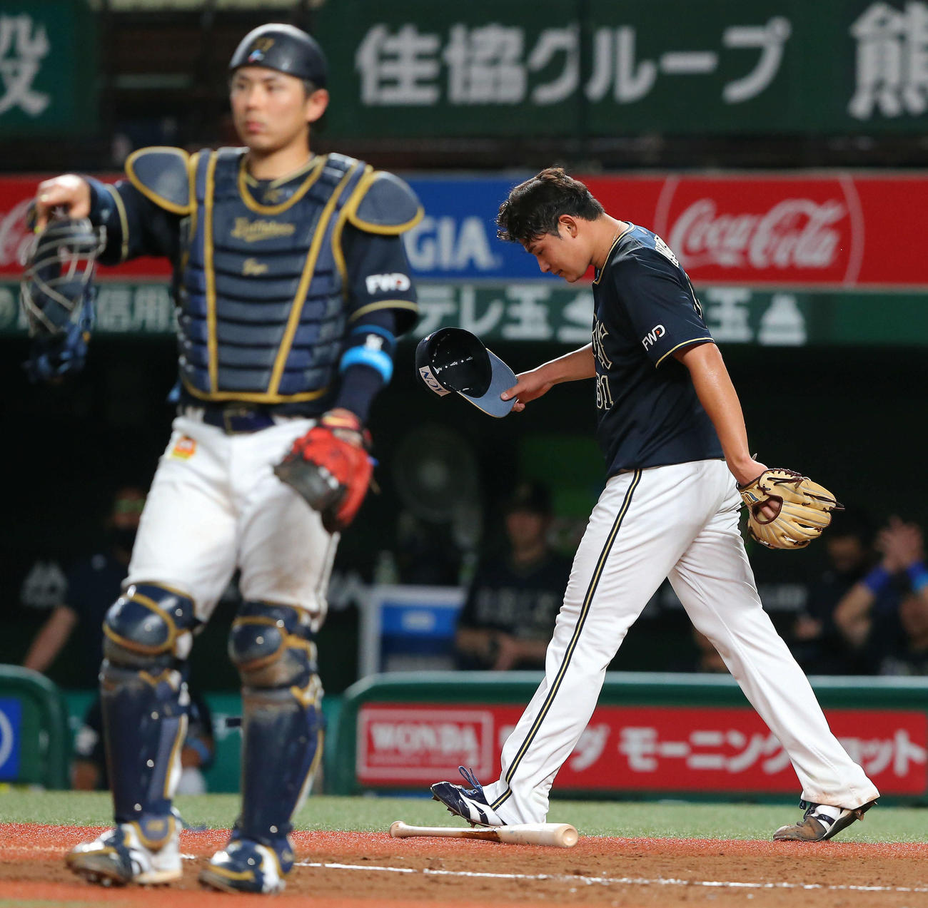 西武対オリックス　5回裏西武1死三塁、森の左犠飛で先制点を許し、帽子を取りうつむく榊原。捕手若月（撮影・河田真司）　　