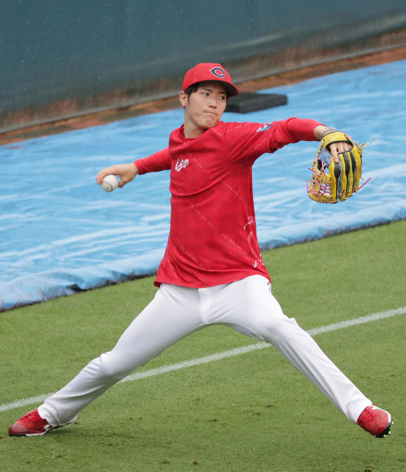 マツダスタジアムでキャッチボールする広島森下（撮影・加藤孝規）