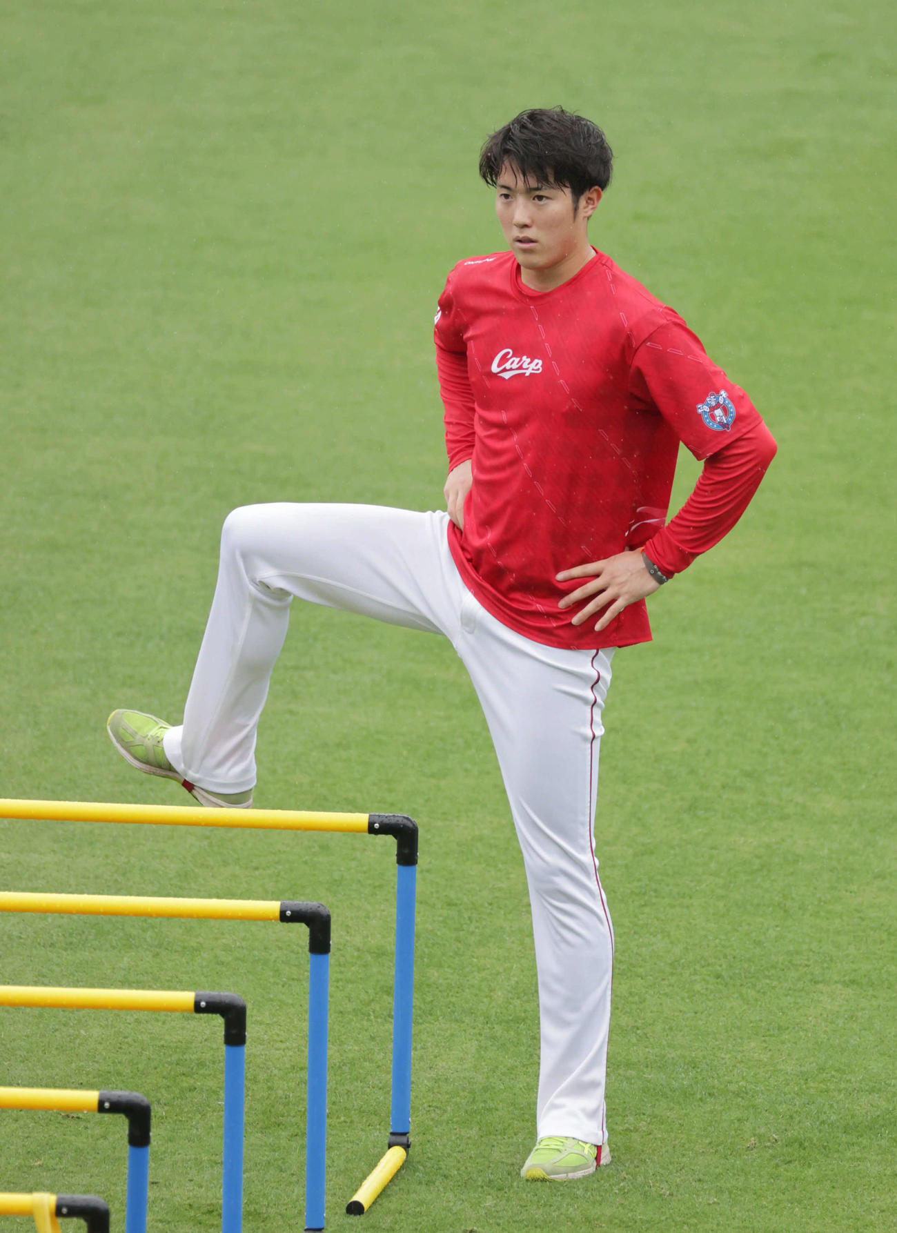 ウオームアップする広島森下（撮影・加藤孝規）