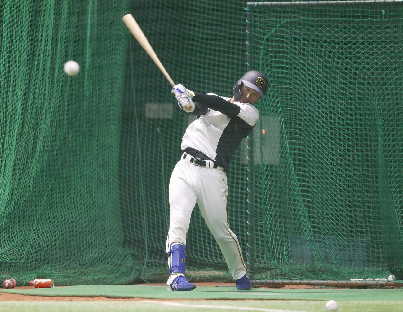 マツダスタジアムの室内で打撃を行う阪神近本（撮影・前田充）