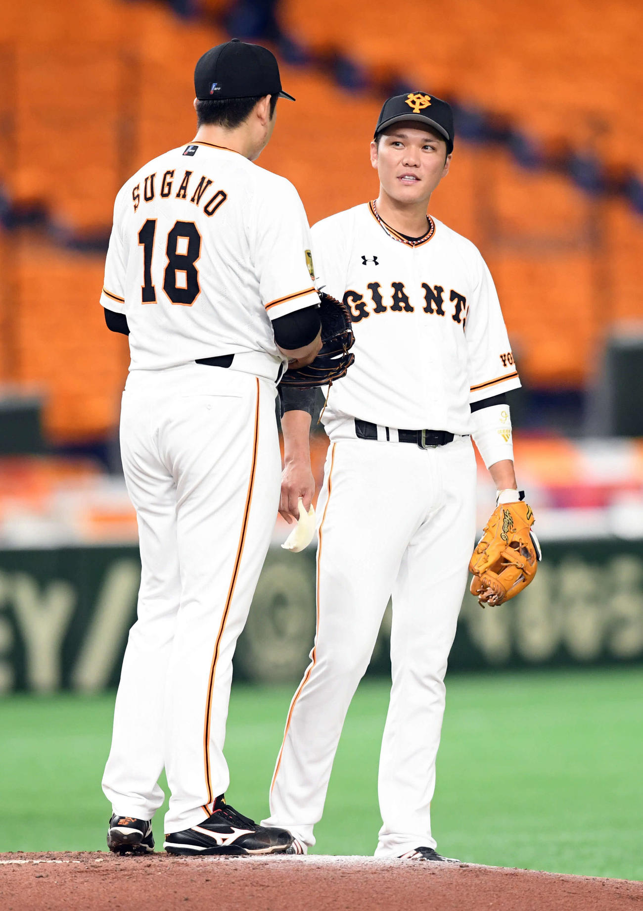 巨人対中日　7回表中日2死一、二塁、マウンドの菅野智之に声をかける坂本（撮影・たえ見朱実）