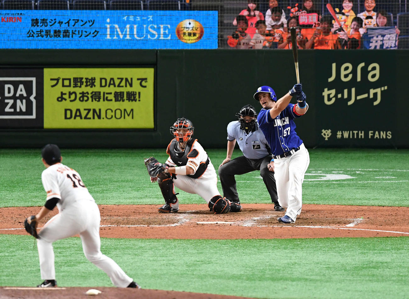巨人対中日　8回表中日1死、代打A・マルティネスは空振り三振。投手菅野（撮影・山崎安昭）