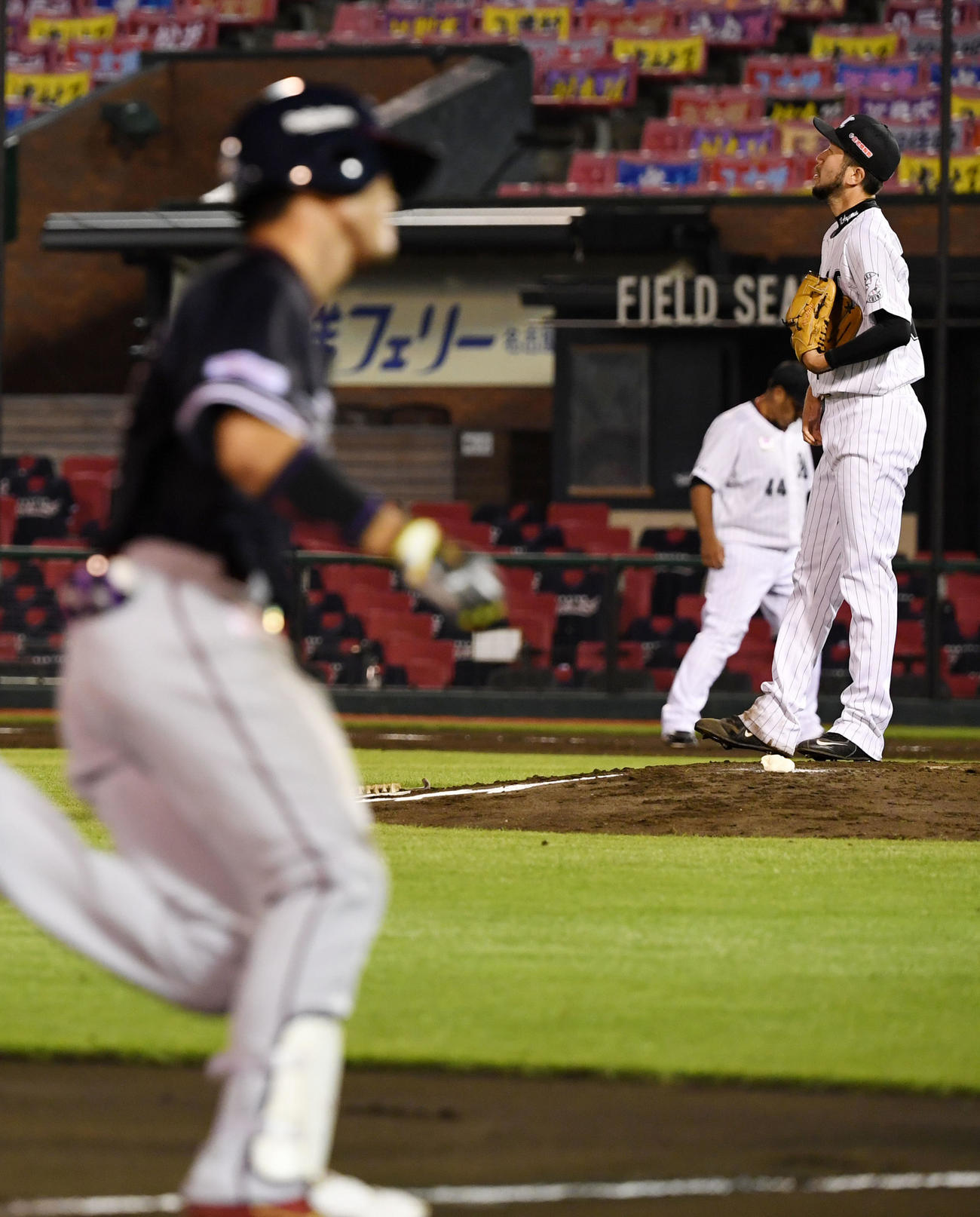 楽天対ロッテ　6回裏楽天無死、島内に右越え本塁打を浴び肩を落とす石川（撮影・横山健太）