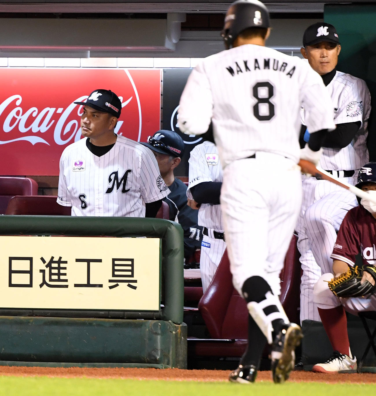 楽天対ロッテ　厳しい表情で試合を見つめるロッテ井口監督（左）（撮影・横山健太）
