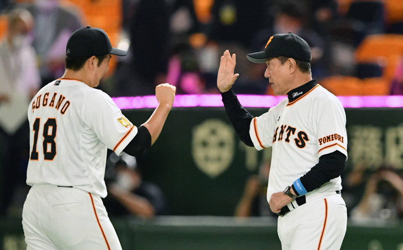 巨人対中日　試合後、1安打完封勝利の巨人菅野（左）とエアタッチを交わす原監督（撮影・滝沢徹郎）