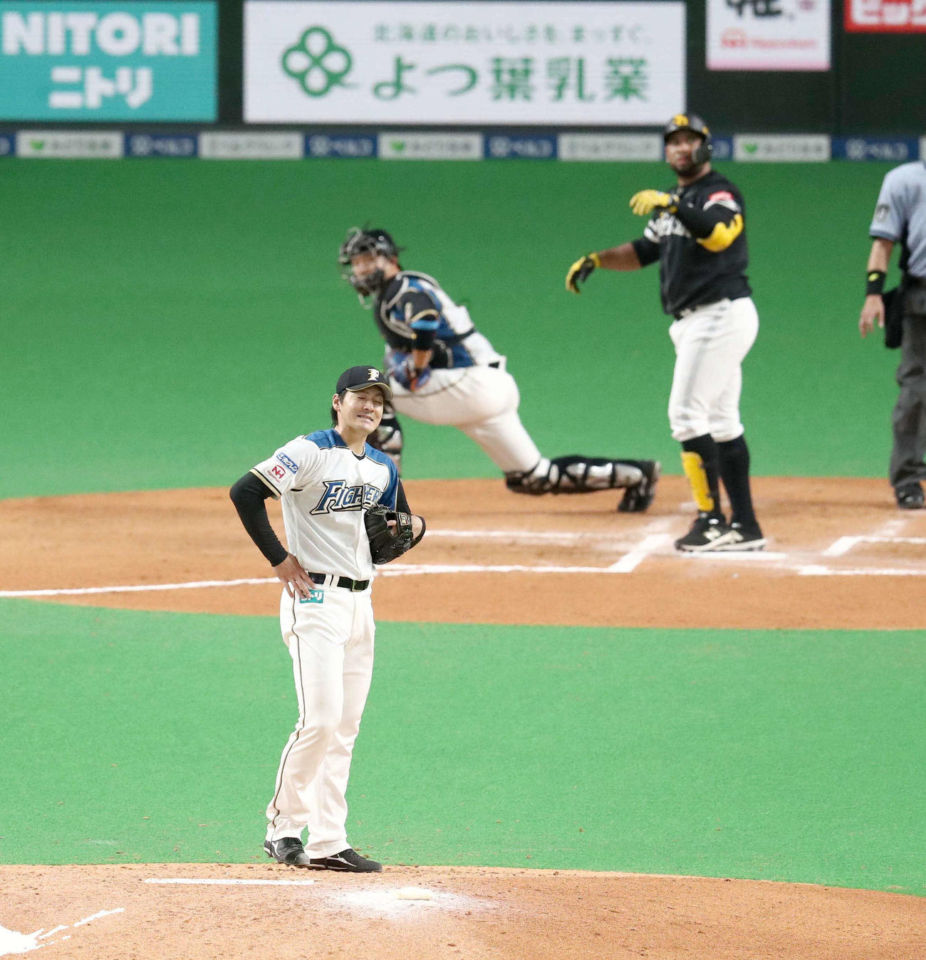 日本ハム対ソフトバンク　6回表ソフトバンク1死一塁、バレンティンに左越え2点本塁打を浴びる有原（撮影・黒川智章）