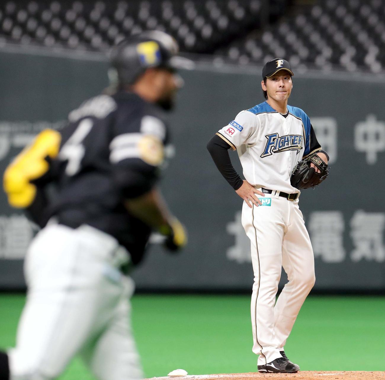 日本ハム対ソフトバンク　6回表ソフトバンク1死一塁、バレンティン（左手前）に勝ち越しとなる左越え2点本塁打を浴びる日本ハム有原（撮影・佐藤翔太）