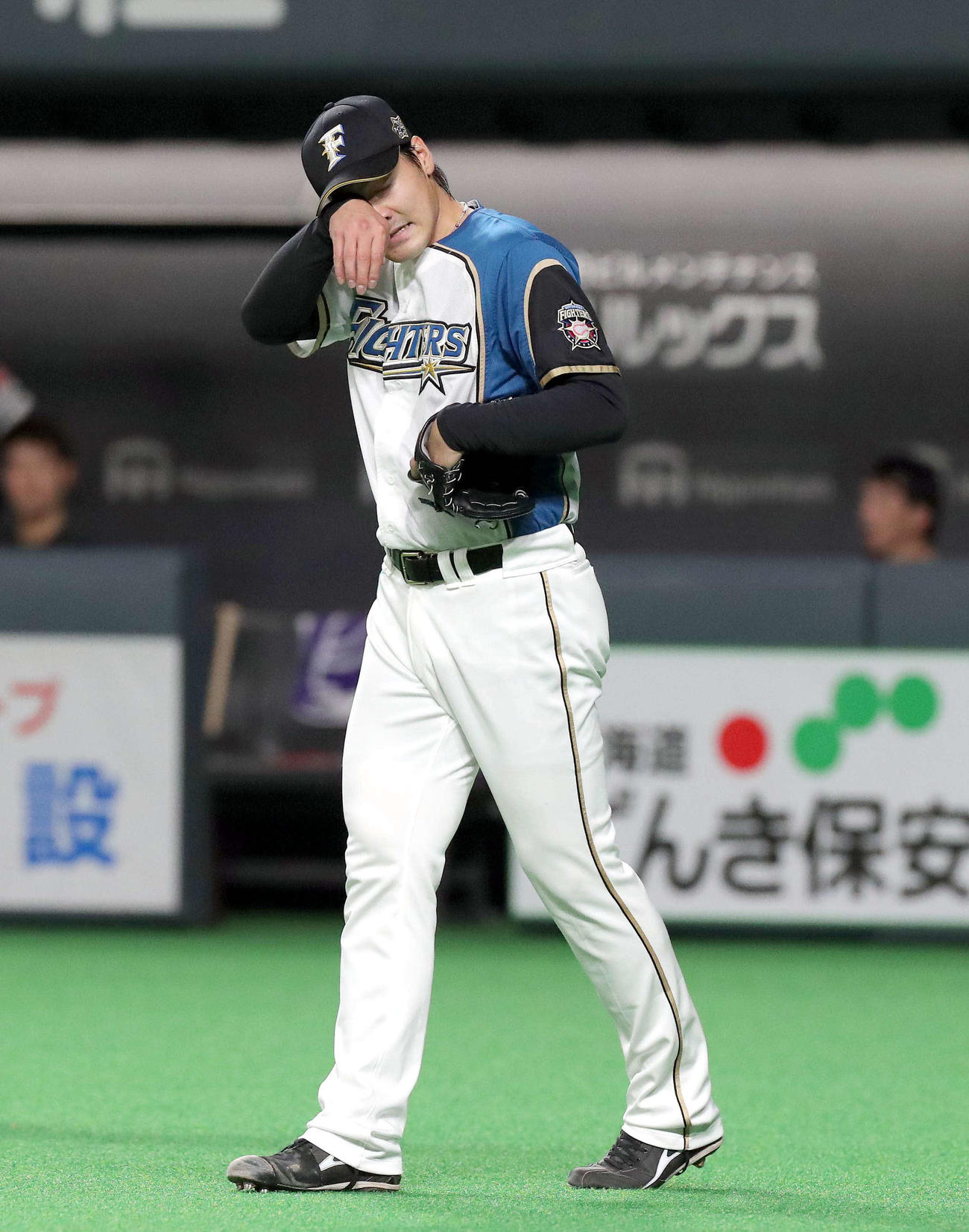 日本ハム対ソフトバンク　7回表ソフトバンク1死、高谷に二塁打を打たれ汗を拭う日本ハム有原（撮影・佐藤翔太）