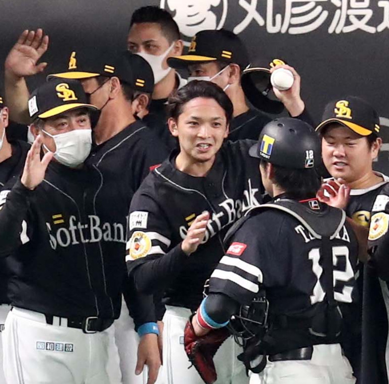 日本ハム対ソフトバンク　試合後、高谷を笑顔で出迎える東浜（中央）（撮影・黒川智章）