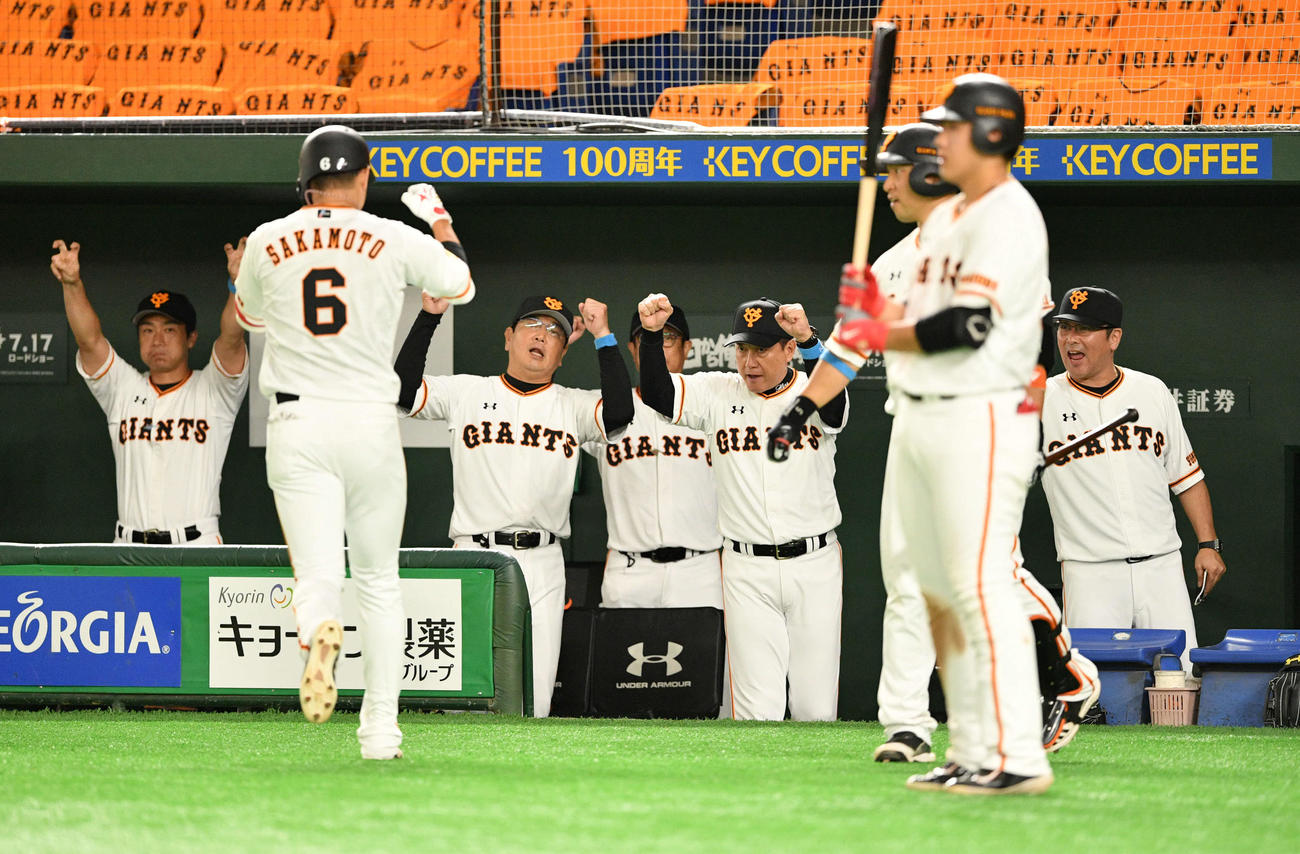 巨人対中日　6回裏巨人1死、先制の左越えソロ本塁打を放った坂本（手前左）をエアグータッチで出迎える原監督（後列右から2人目）ら（撮影・滝沢徹郎）