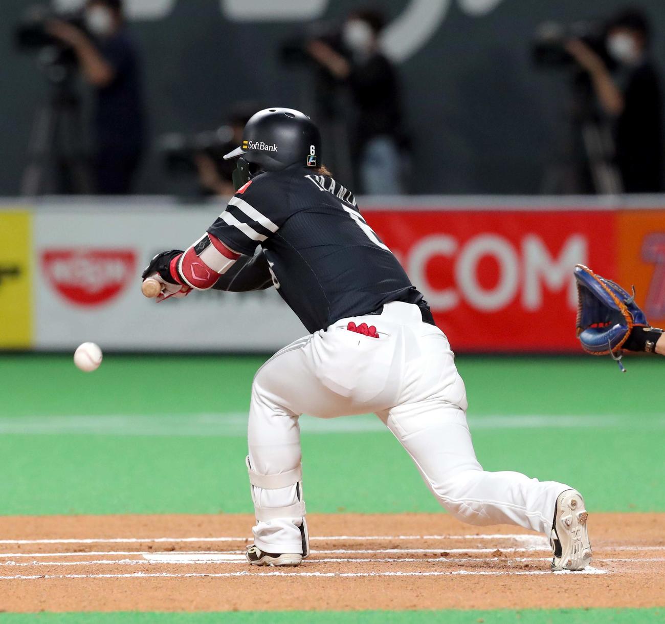 日本ハム対ソフトバンク　6回表ソフトバンク無死一塁、今宮は犠打を決める（撮影・佐藤翔太）
