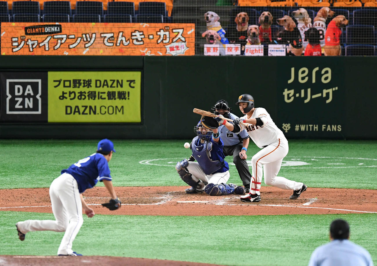 巨人対中日　7回裏巨人1死、菅野は犠打を決める。投手大野雄（撮影・山崎安昭）