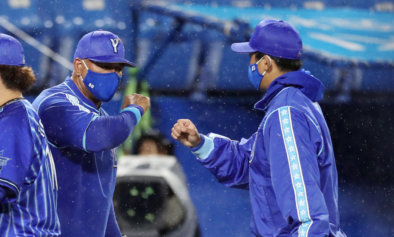 ヤクルト対DeNA　試合後、今永（右）を迎えるラミレス監督（撮影・狩俣裕三）