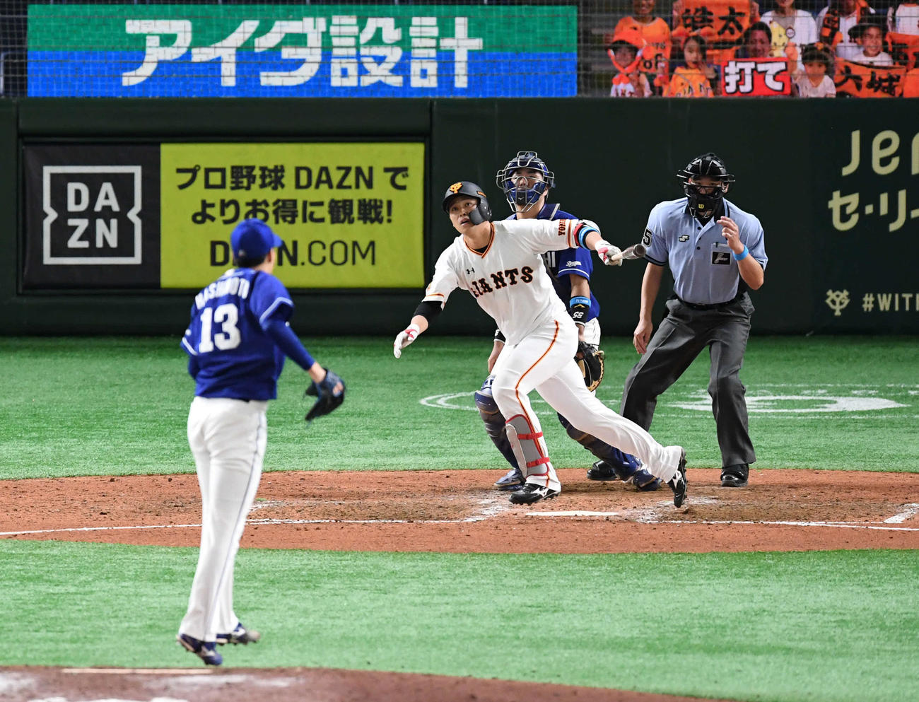 巨人対中日　8回裏巨人1死満塁、代打北村は右中間へ3点適時二塁打を放つ。投手橋本（撮影・山崎安昭）