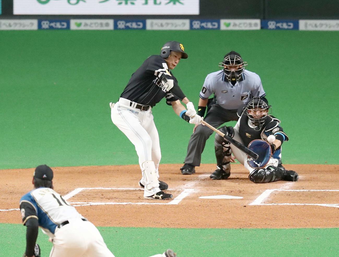 日本ハム対ソフトバンク　6回表ソフトバンク1死二塁、左前適時打を放つ柳田（撮影・黒川智章）