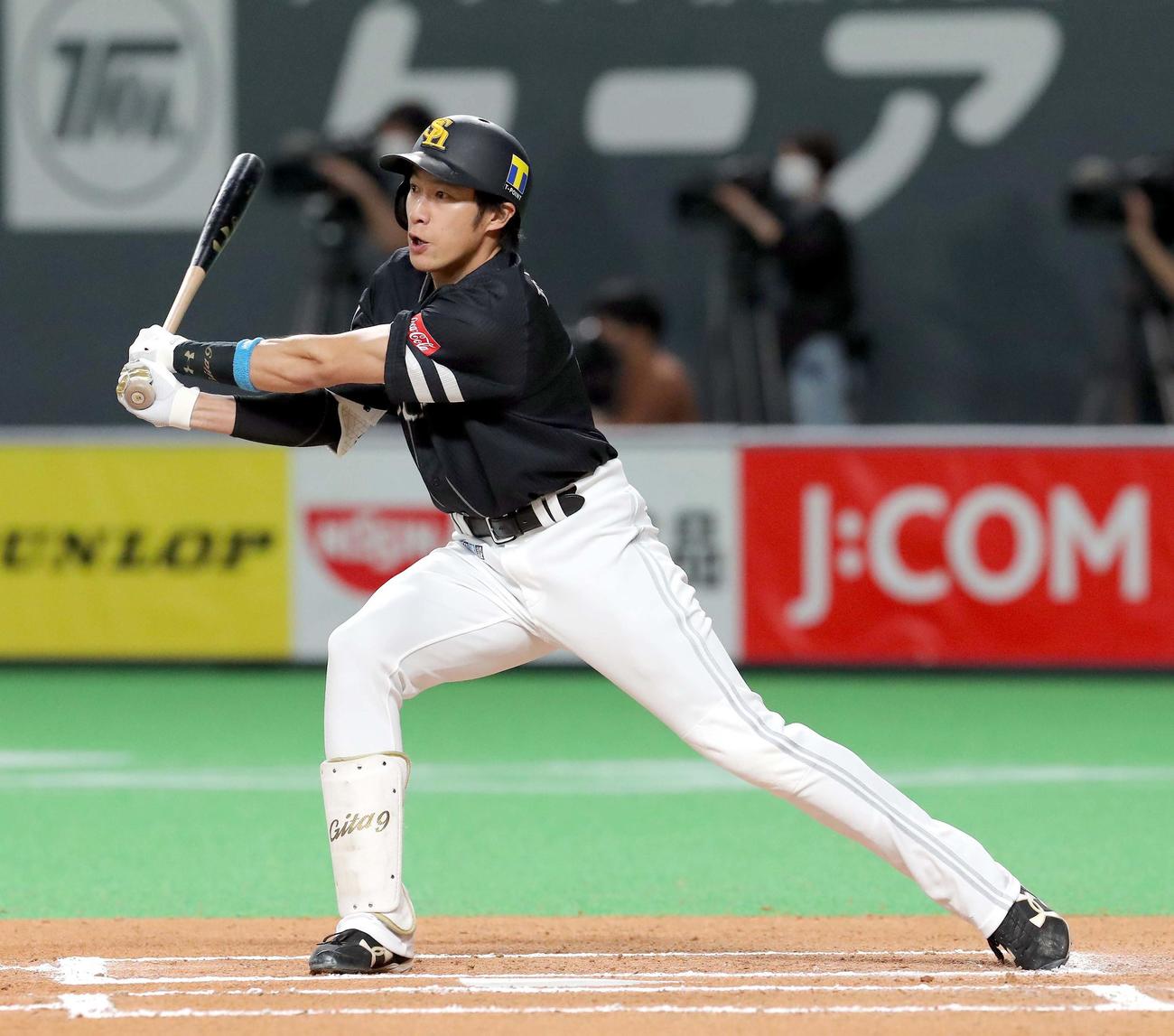 日本ハム対ソフトバンク　6回表ソフトバンク1死二塁、柳田は同点となる左前適時打を放つ（撮影・佐藤翔太）