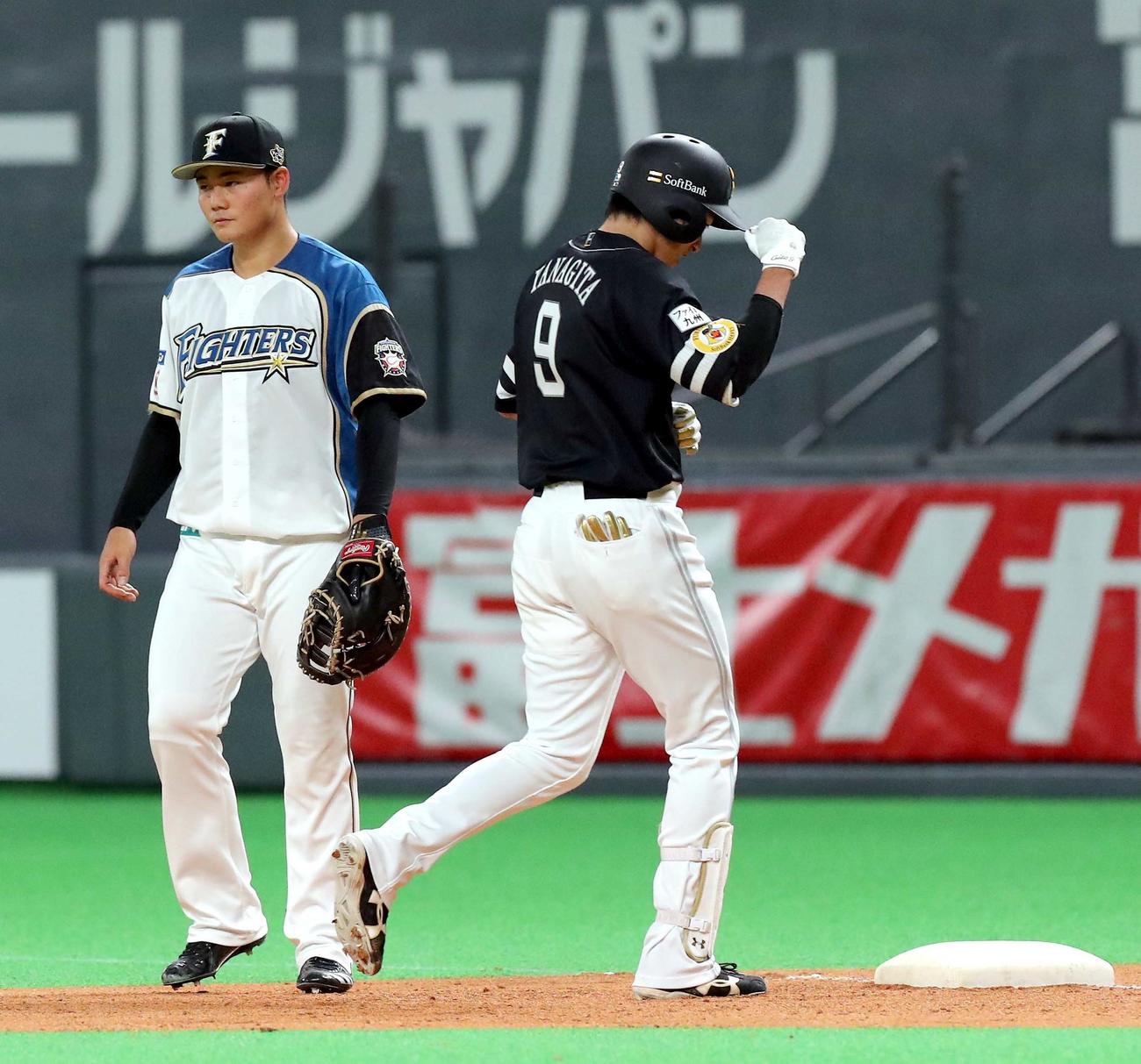 日本ハム対ソフトバンク　6回表ソフトバンク1死二塁、柳田は同点となる左前適時打を放ちガッツポーズをする（撮影・佐藤翔太）
