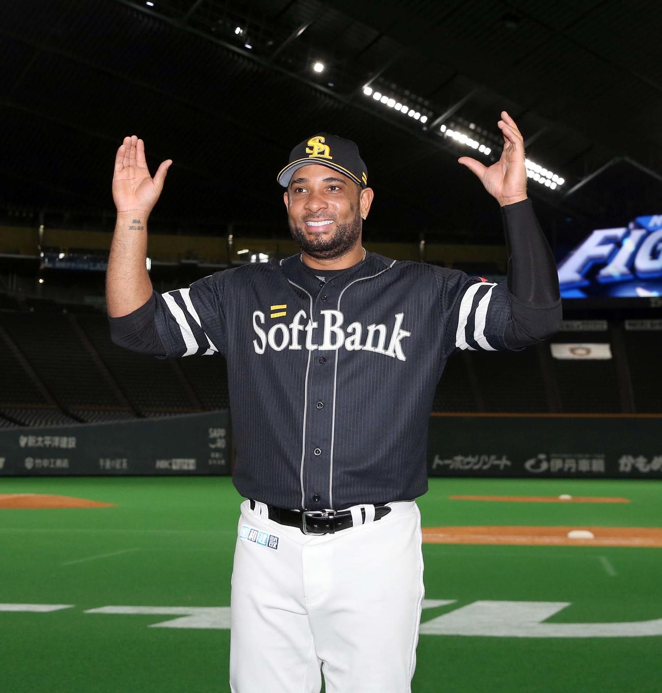 日本ハム対ソフトバンク　試合終了後、ピーポーポーズをとりながら撮影に応じるソフトバンク・バレンティン（撮影・佐藤翔太）