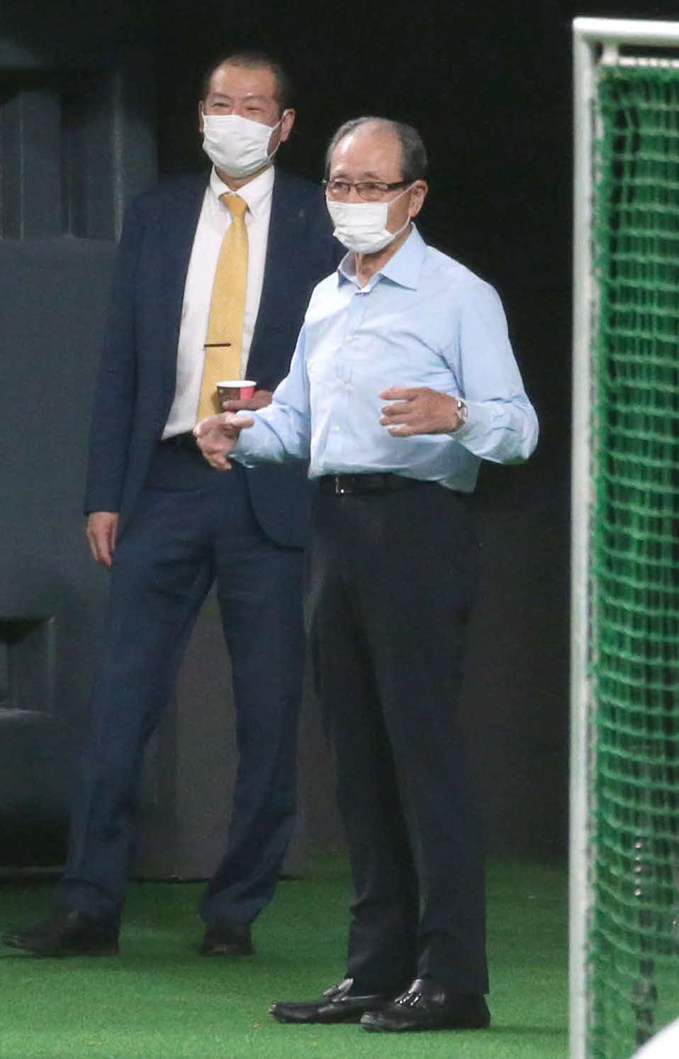 日本ハム対ソフトバンク　試合前、日本ハム小笠原ヘッド兼打撃コーチ（左）と話す王球団会長（撮影・黒川智章）