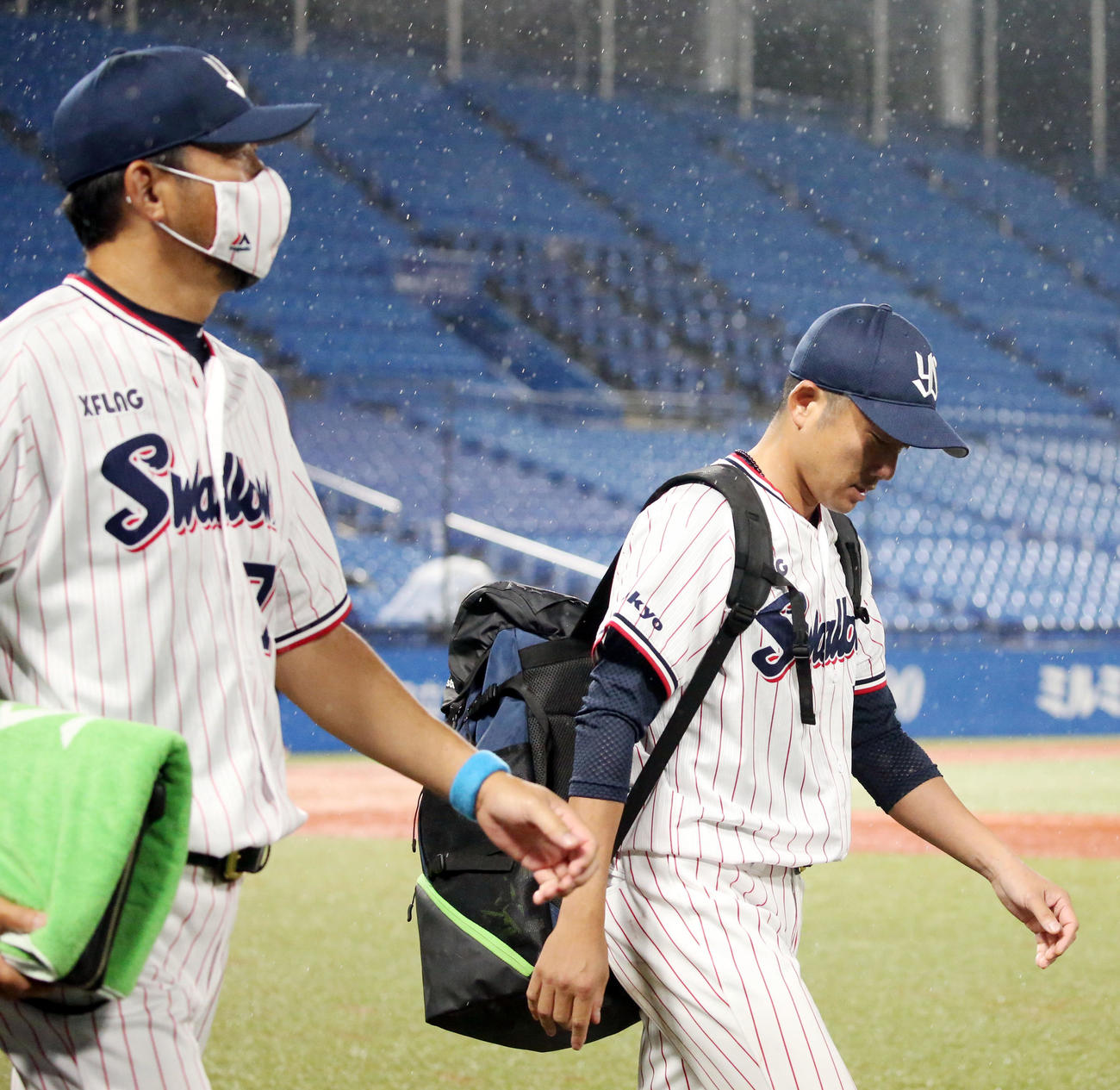 ヤクルト対DeNA　試合後、斎藤コーチ（左）と引き揚げる石川（撮影・狩俣裕三）