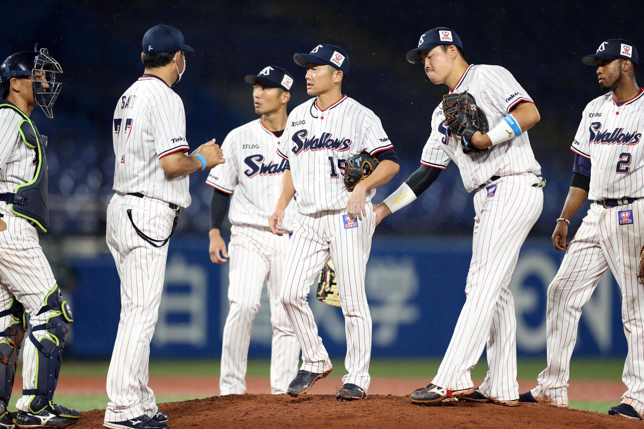 ヤクルト対DeNA　4回表途中、降板する石川（中央）（撮影・狩俣裕三）