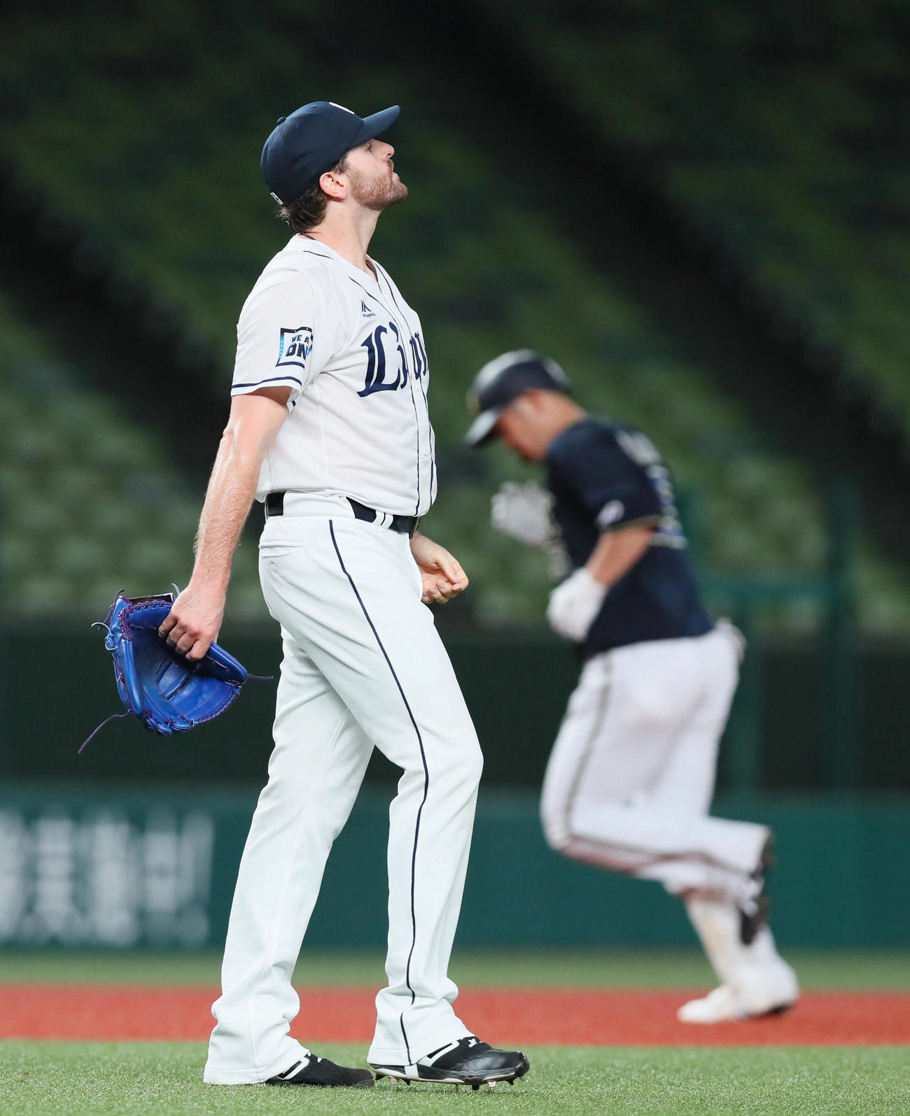 西武対オリックス　6回表オリックス2死一、二塁、T－岡田（後方）に右越え3点本塁打を浴びたニール（撮影・足立雅史）