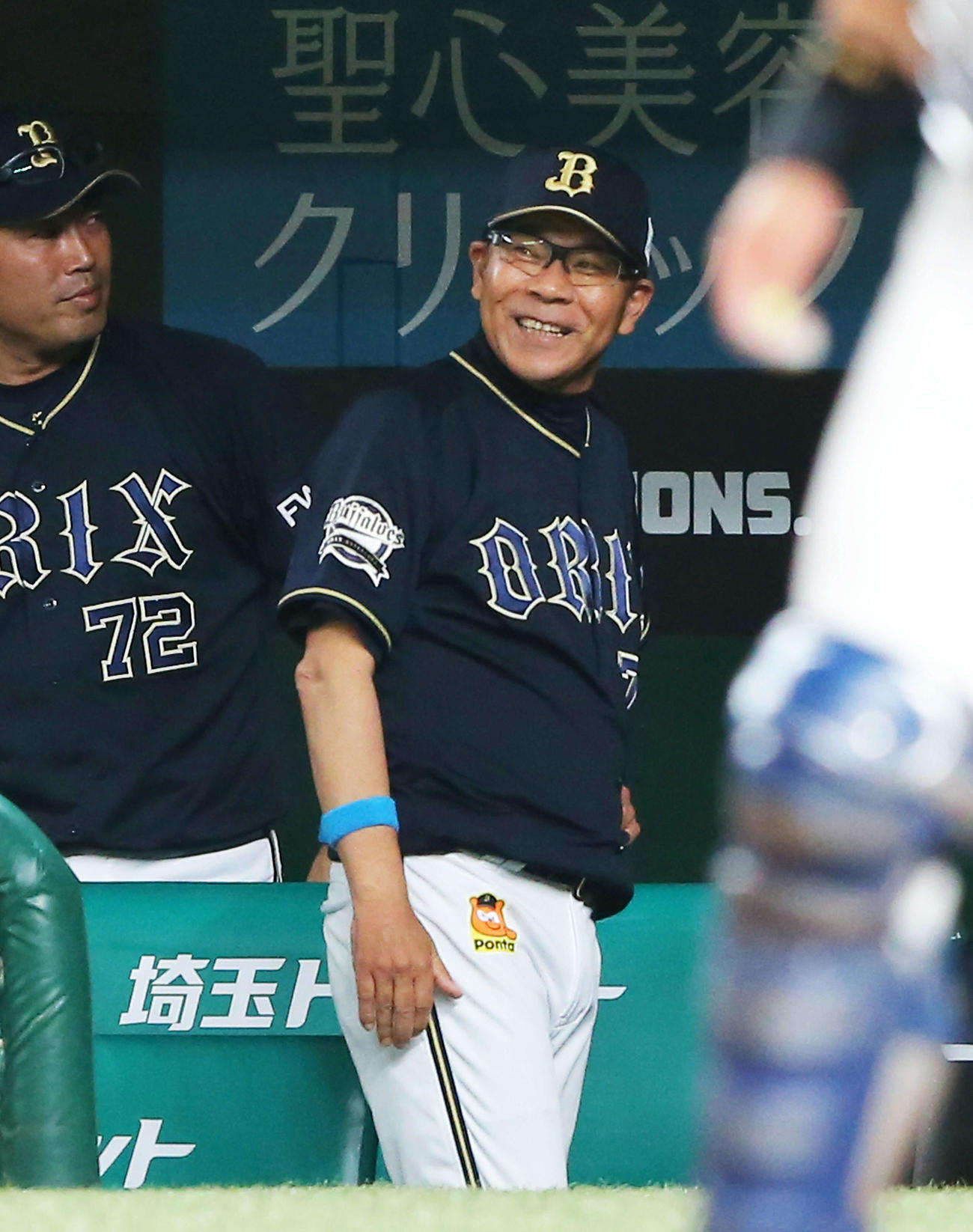西武対オリックス　6回表オリックス2死一、二塁、T－岡田が中越え勝ち越し3点本塁打を放ち笑顔を見せる西村監督（撮影・河田真司）