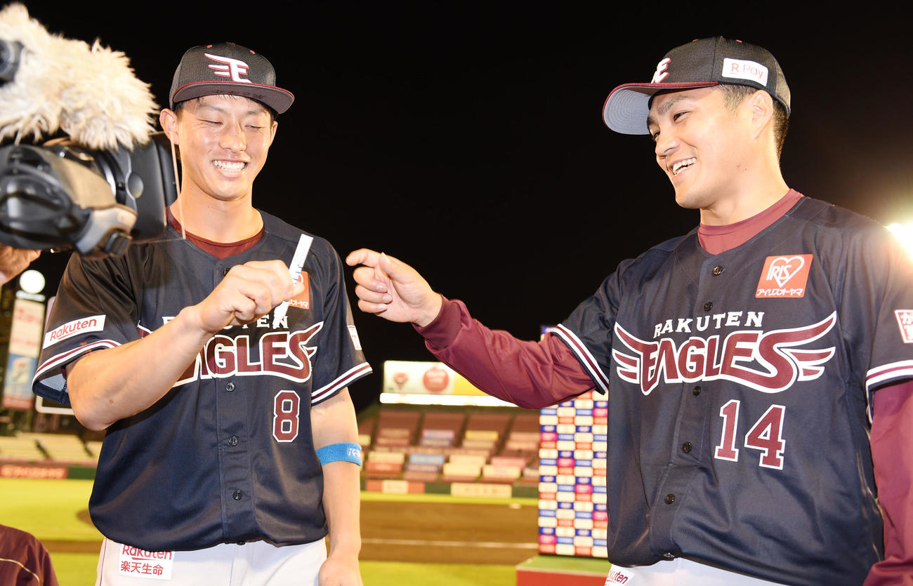 楽天対ロッテ　笑顔で会話を交わす楽天辰己（左）と則本昂（撮影・横山健太）