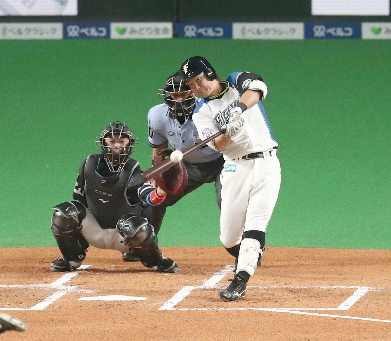 日本ハム対ソフトバンク　1回裏日本ハム2死一、二塁、左越え適時二塁打を放つ渡辺（撮影・黒川智章）