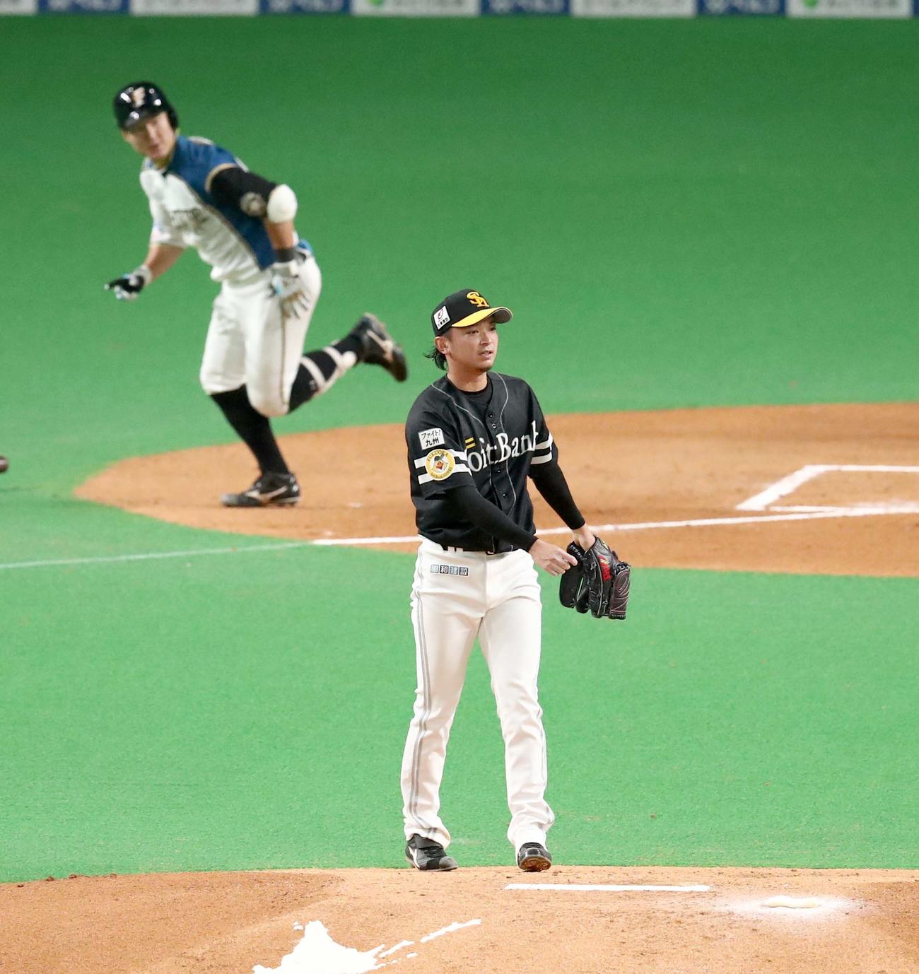 日本ハム対ソフトバンク　1回裏日本ハム2死一、二塁、渡辺に左越え適時二塁打を浴びる東浜（撮影・黒川智章）
