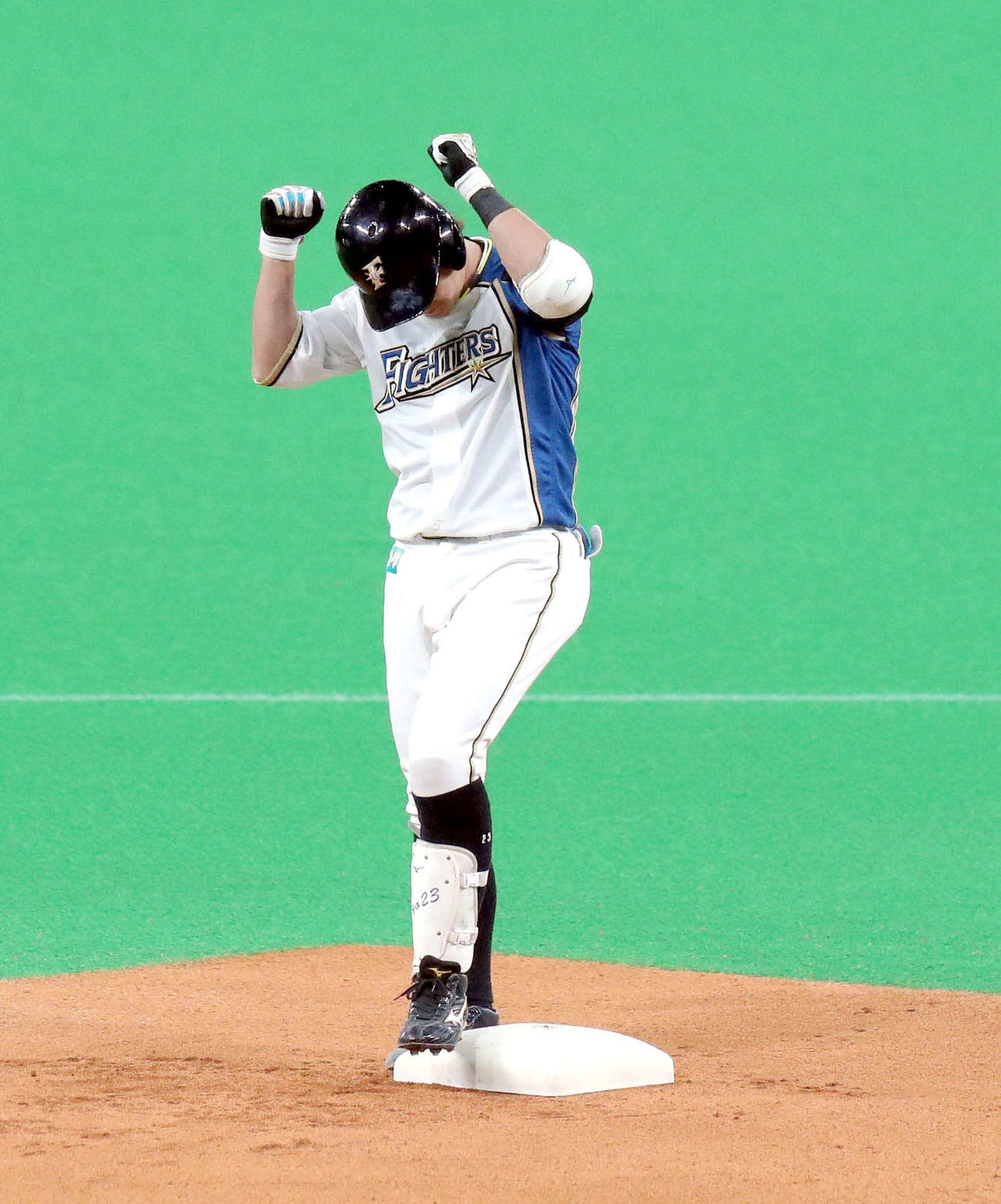 日本ハム対ソフトバンク　1回裏日本ハム2死一、二塁、渡辺は先制となる適時二塁打を放ちガッツポーズをする（撮影・佐藤翔太）