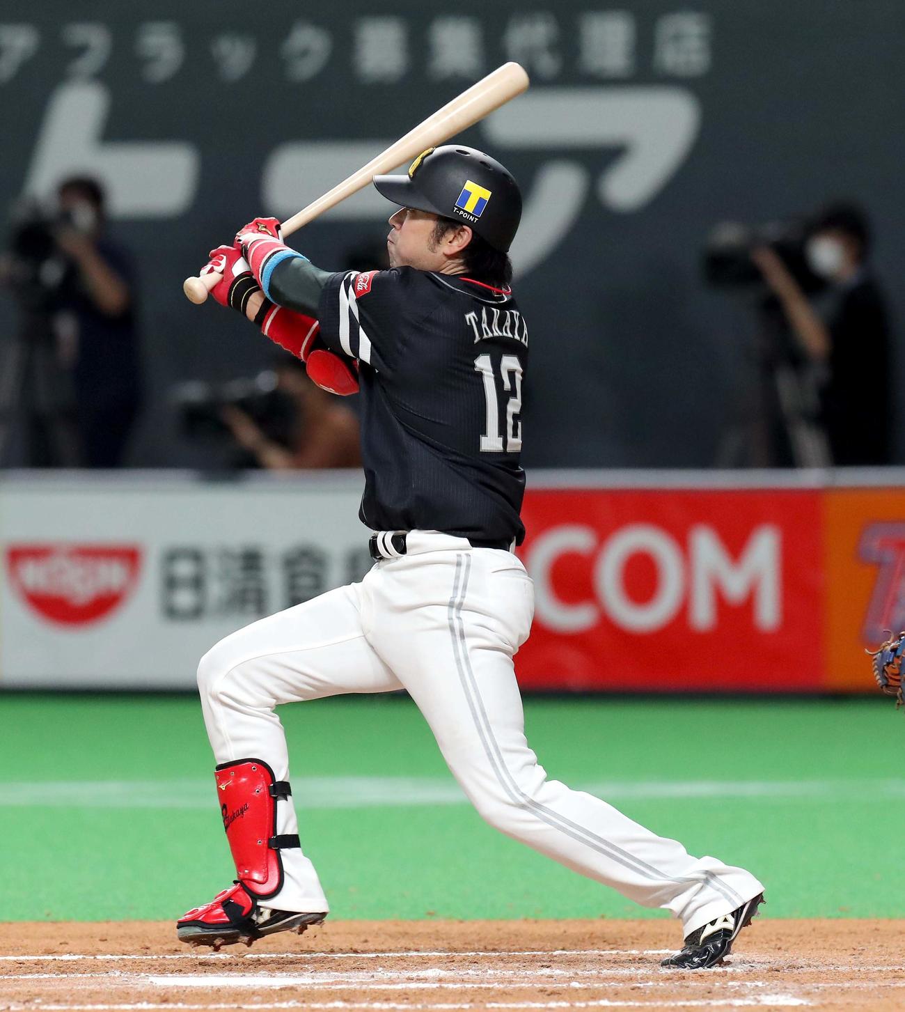 日本ハム対ソフトバンク　7回表ソフトバンク1死、高谷は二塁打を放つ（撮影・佐藤翔太）