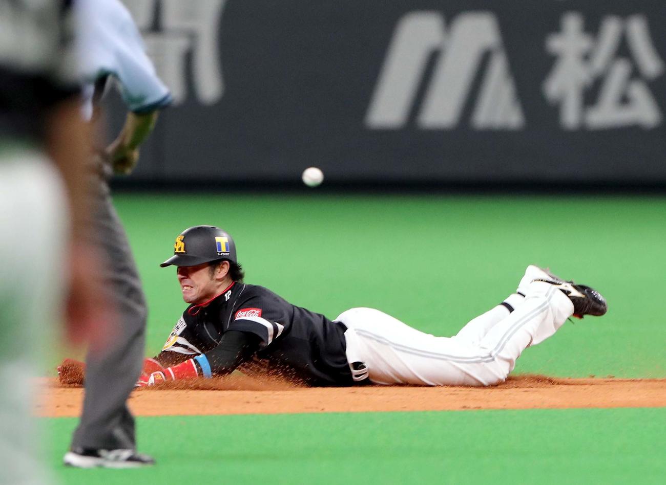 日本ハム対ソフトバンク　7回表ソフトバンク1死、高谷は二塁打を放つ（撮影・佐藤翔太）