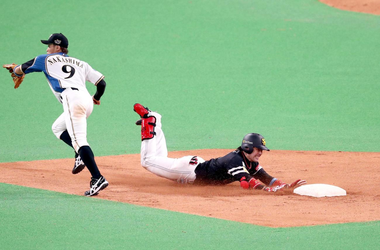 日本ハム対ソフトバンク　7回表ソフトバンク1死、右越え二塁打を放つ高谷（撮影・黒川智章）