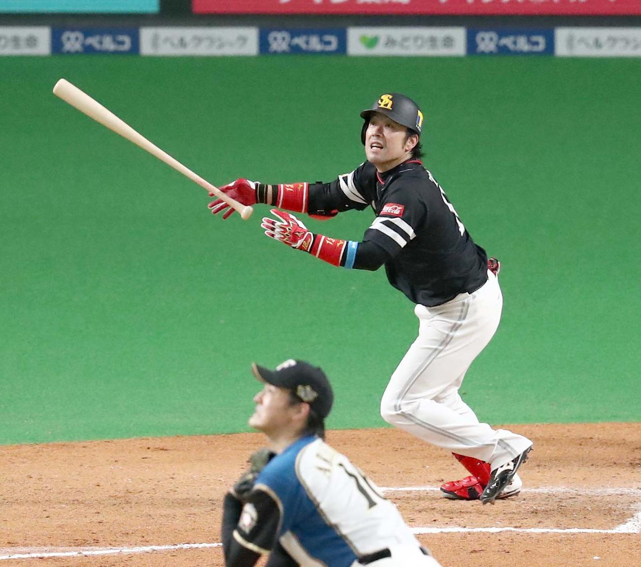日本ハム対ソフトバンク　7回表ソフトバンク1死、右越え二塁打を放つ高谷（撮影・黒川智章）