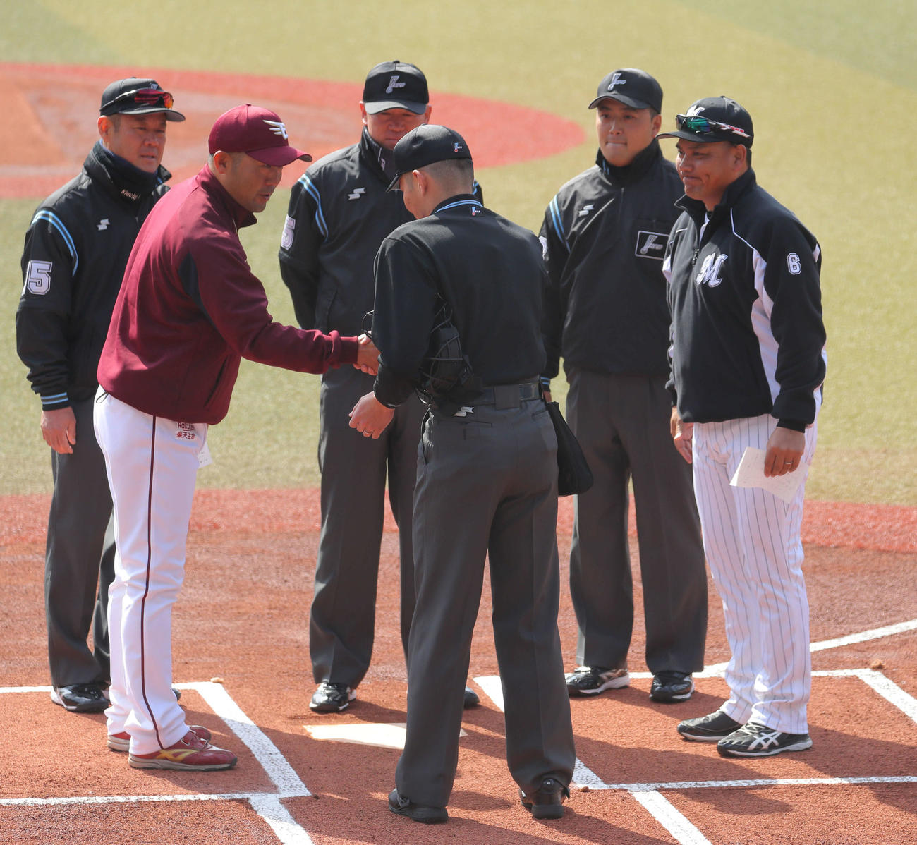 楽天三木監督（左）とロッテ井口監督