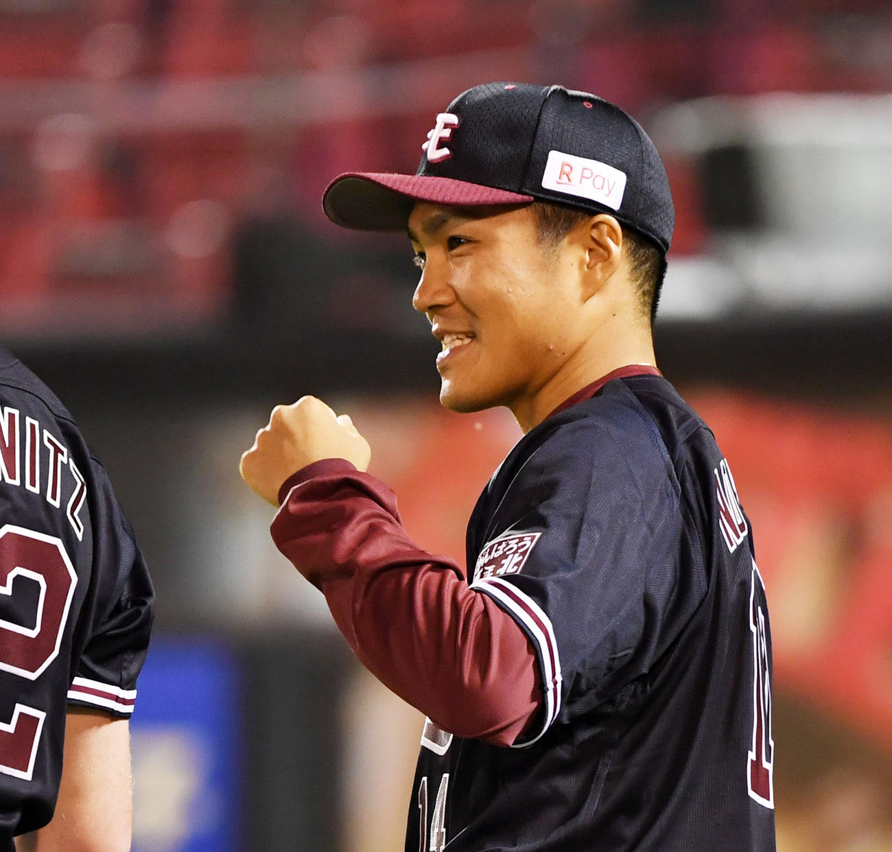 3勝目を挙げガッツポーズする楽天則本昂大（撮影・横山健太）